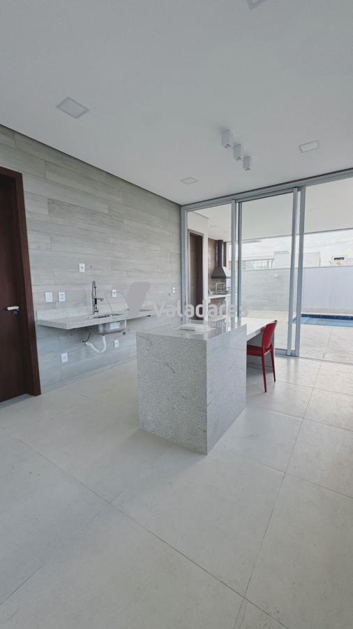 Casa de Condomínio à venda com 3 quartos, 234m² - Foto 3
