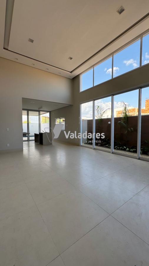 Casa de Condomínio à venda com 3 quartos, 234m² - Foto 2