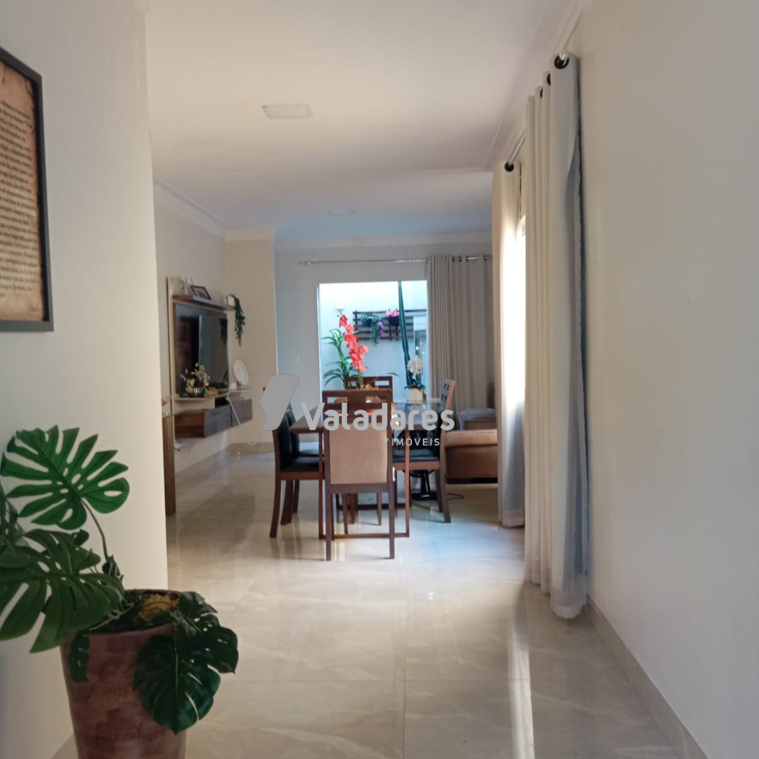 Casa à venda com 3 quartos, 176m² - Foto 1